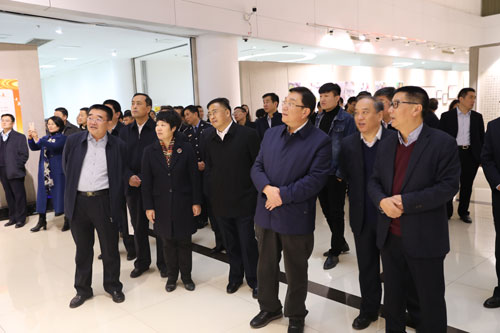 6、市领导观看作品.jpg 6、市领导观看作品.jpg