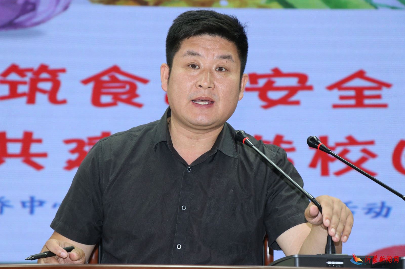 手牵手构筑食品安全 心连心共建和谐校园 -临沂新桥中心小学举行“学校食堂开放日”主题活动