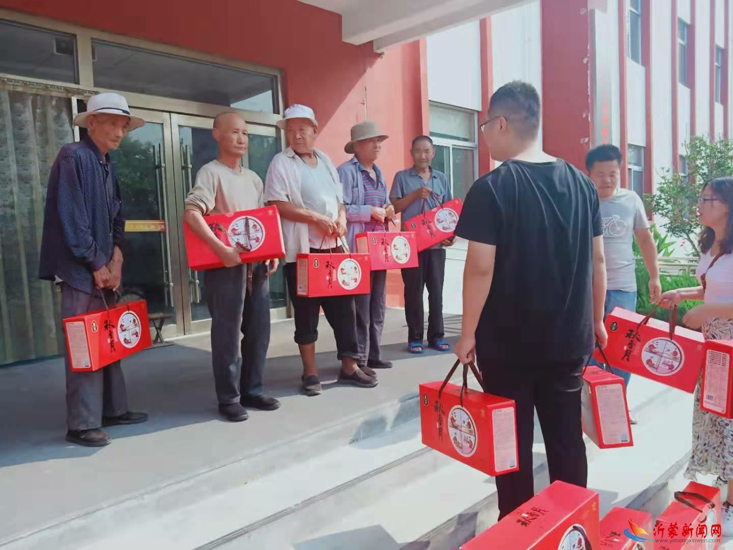 临沂恒达信审计公司 到方城镇敬老院开展“情暖中秋 爱在重阳”送温暖活动