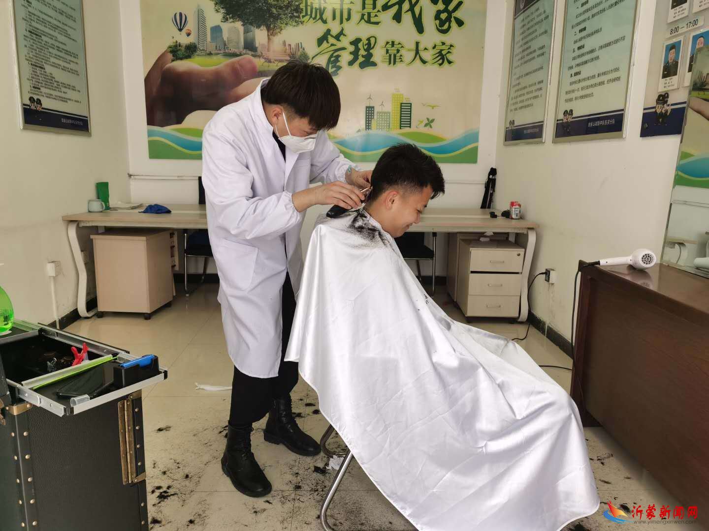 【红领书记王振国手记】辛劳值守多疲惫，快剪还你俏容颜。