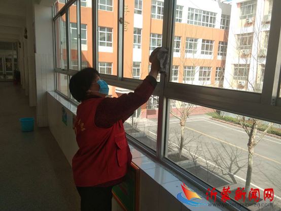 临沂新桥小学开展爱国卫生大扫除活动