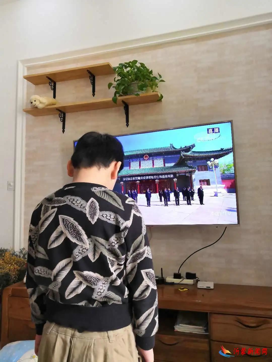 沉痛哀悼同胞情，默哀铭缅战“疫”魂  ——临沂新桥小学清明节举行哀悼活动