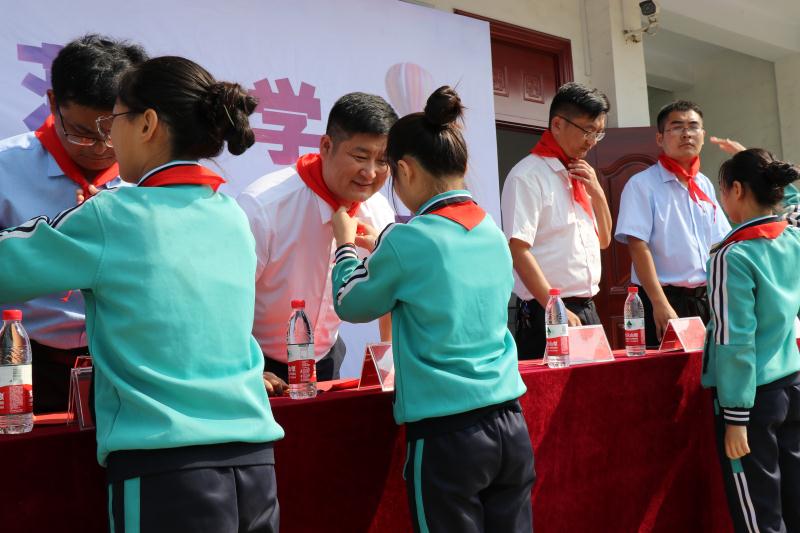 捐赠爱心桌凳，情暖乡村小学─ 爱心企业家到新桥西蒋小学献爱心