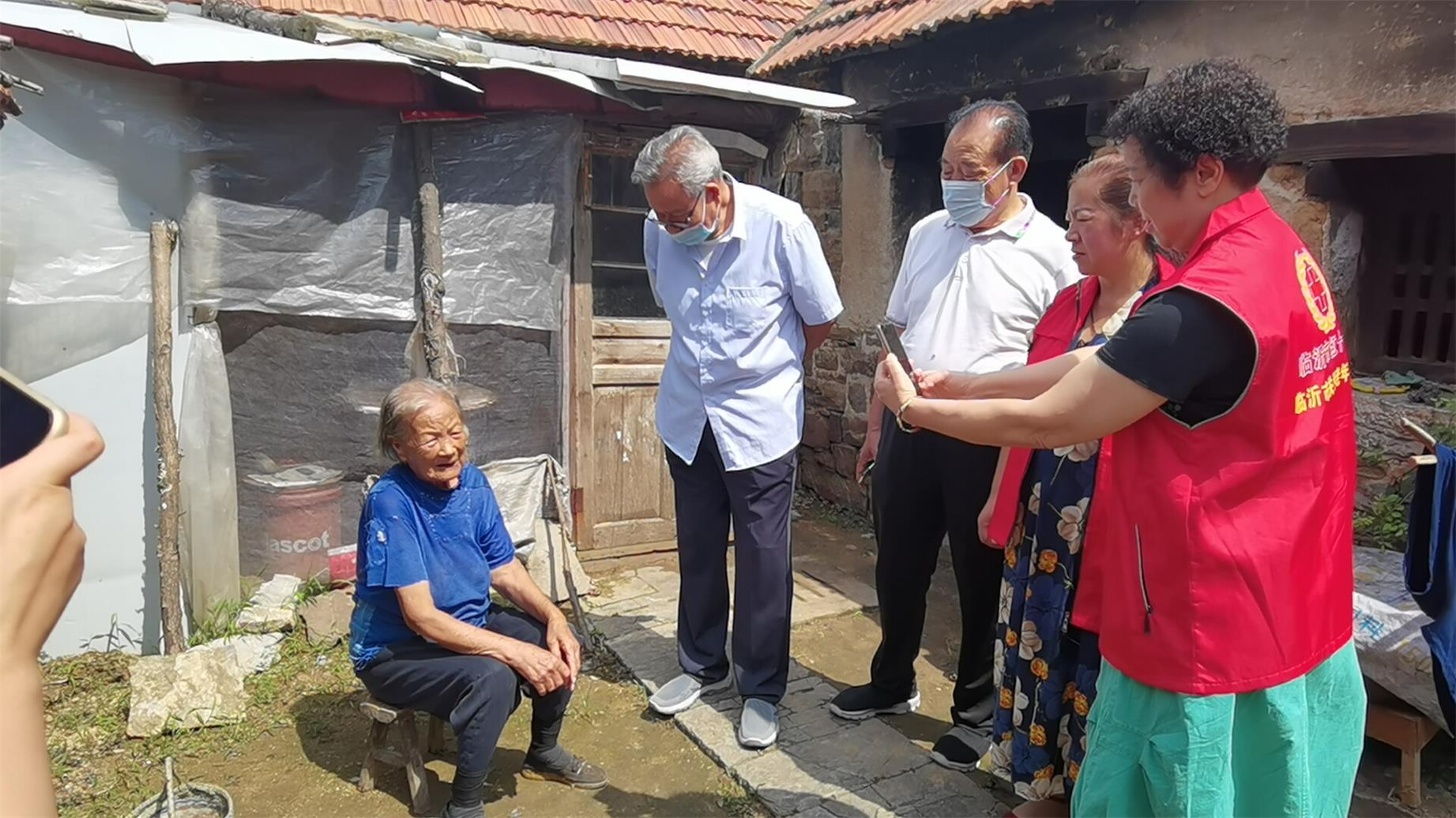 临沂市关爱老年人协会走访慰问沂南县孤寡贫困老年人 浓浓关怀暖人心