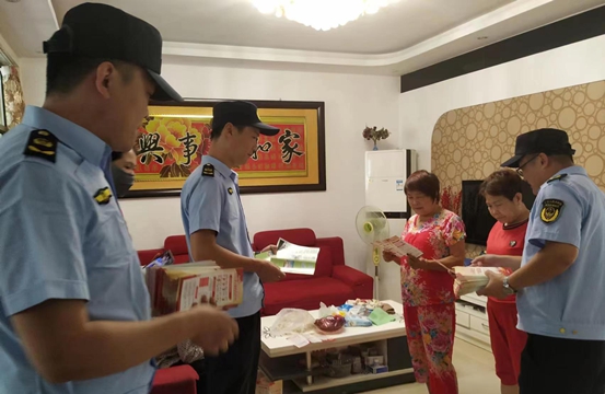 安全宣传进家庭 敲门入户送平安