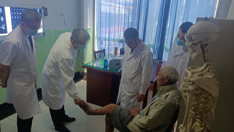 北京骨科专家临沂献爱心 中德骨科医院义诊受称赞