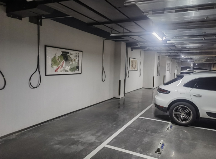 小区充电桩安装犯难 业主急盼“搭线”