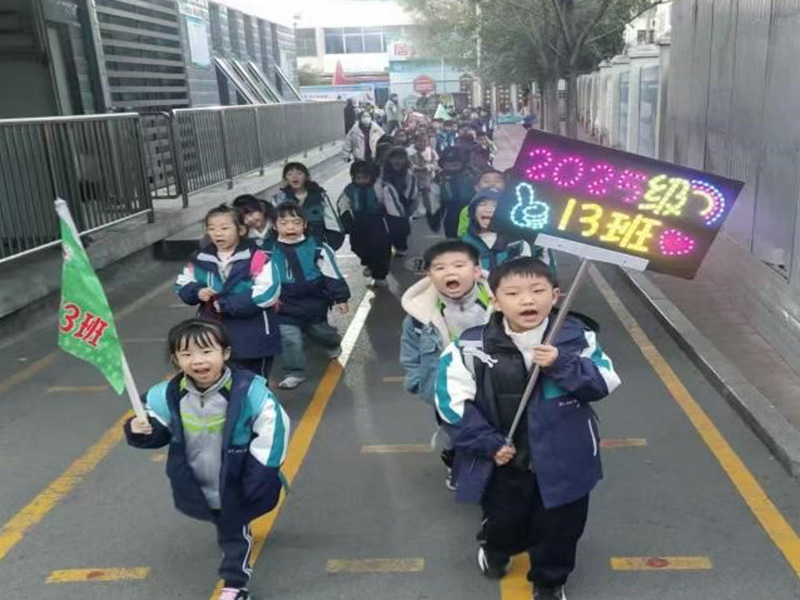 《孩子们的“放学狂欢”：这波“小碎步”里，藏着最甜的童年烟火气》