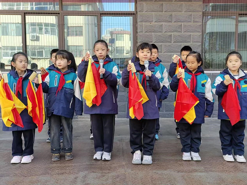 北园路小学东岳校区升旗礼 快板声里的少年劲儿 第 3 张