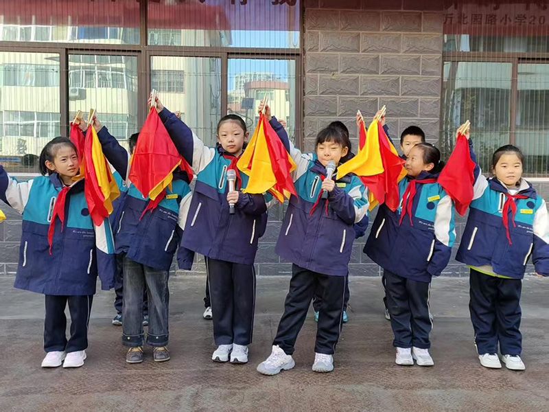 北园路小学东岳校区升旗礼 快板声里的少年劲儿 第 4 张