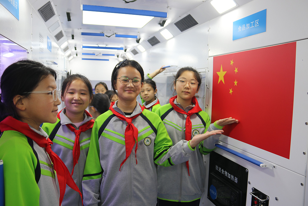 红色基因赓续传承 强军梦想扎根童心 第 1 张 红色基因赓续传承 强军梦想扎根童心 第 1 张