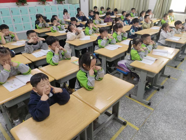 小小眼睛亮晶晶 眼操时刻护光明——临沂北园路小学东岳校区萌娃认真做眼操,为视力健康“加分” 第 2 张 小小眼睛亮晶晶 眼操时刻护光明——临沂北园路小学东岳校区萌娃认真做眼操,为视力健康“加分” 第 2 张