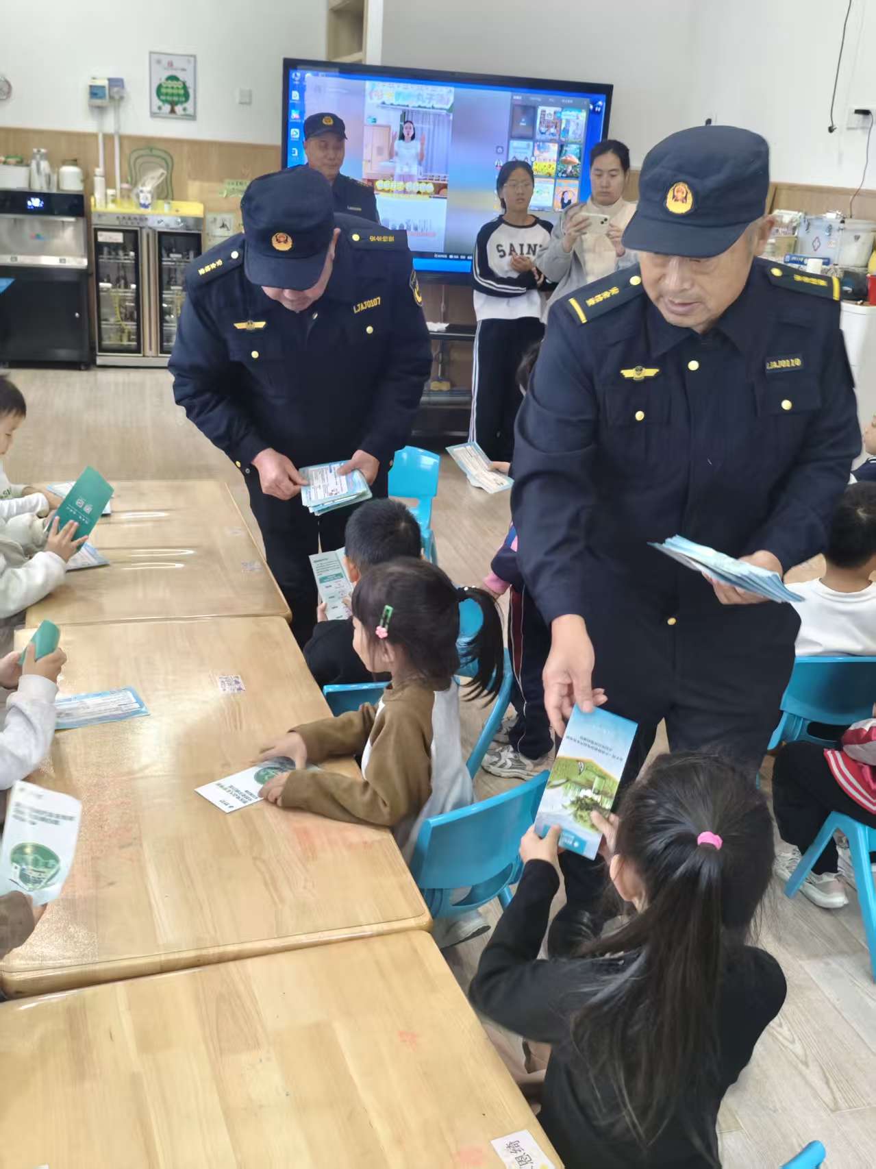 消防 “五进” 润童心 安全守护伴成长